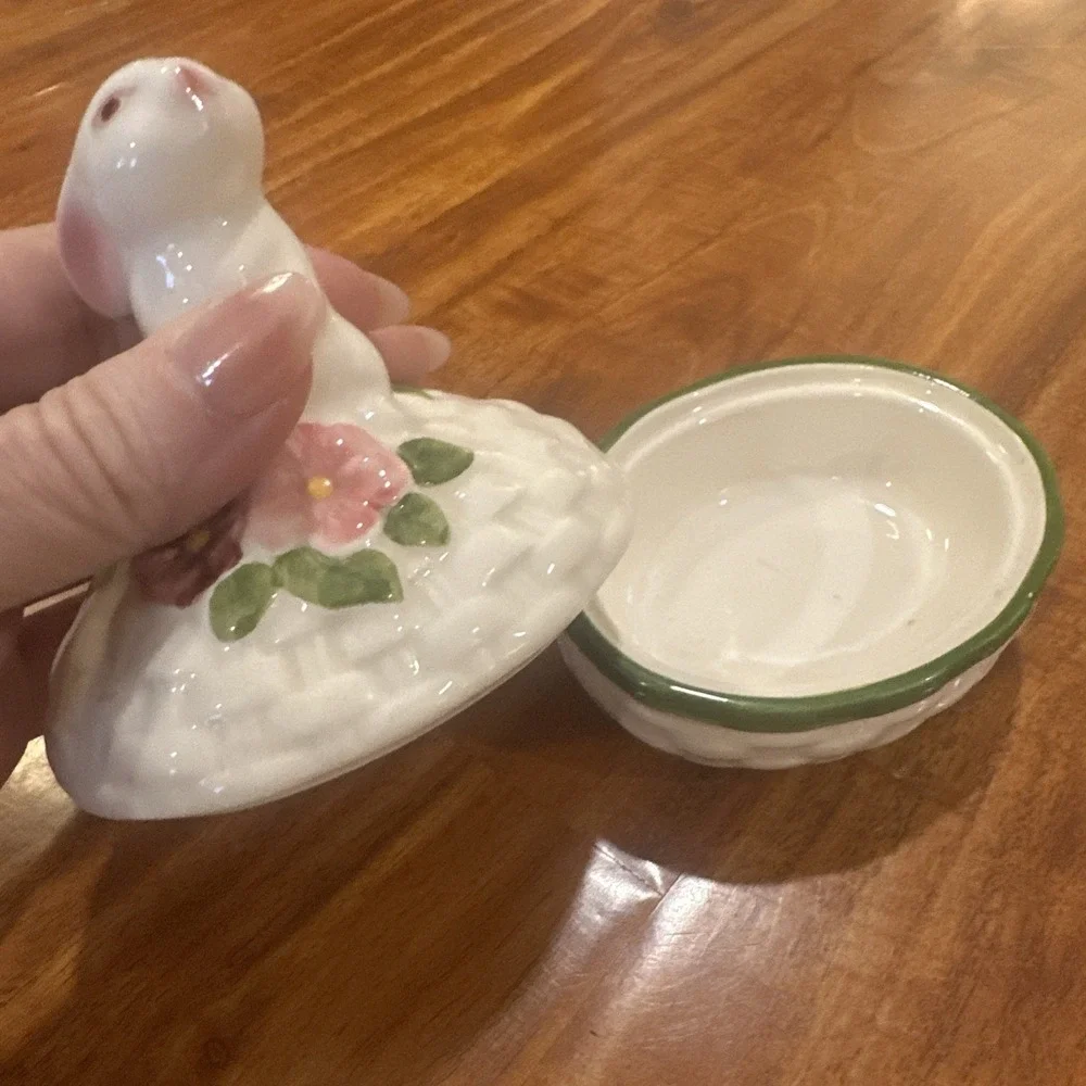 Vintage 80s Avon Bunny Rabbit Easter Holiday Spring Lidded‎ Trinket Box Brazil